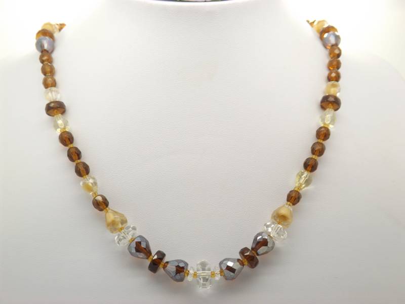 Eine Schöne Swarovski Art Mixed Crystal Vintage Schmuck Halskette Mit Funkelnden Facettierten Regenbogengelb & Anderen Kristallperlen von AntiquesAndJewelryCo