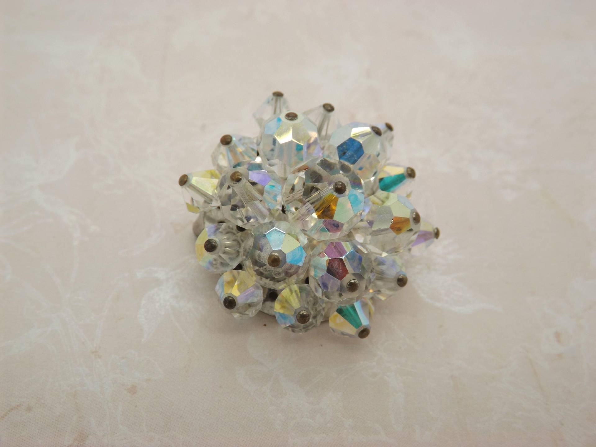 Eine Sehr Feine Retro-60Er Jahre Periode Runde Vintage Schmuck Brosche Aus Silberfarbenem Metall Und Mit Funkelnden Aurora Borealis Facettierten von AntiquesAndJewelryCo