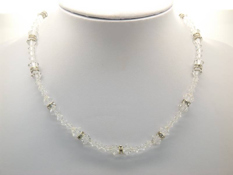 Eine Wunderschöne Einreihige Halskette Im Abstrakten Design Aus Funkelnden Facettierten Kristallperlen Mit Zusätzlichen Silber - Und Strassrondellen von AntiquesAndJewelryCo