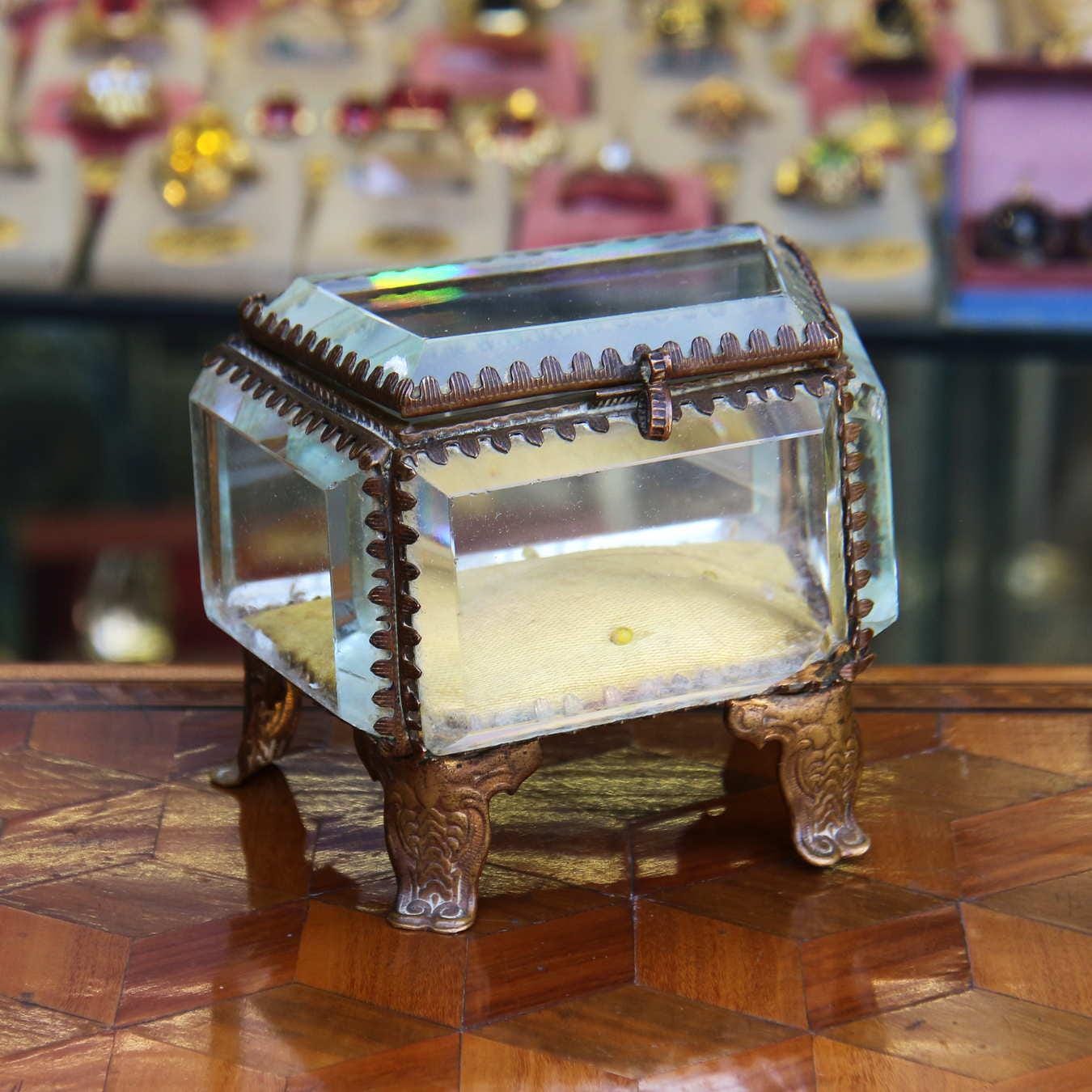 Zauberhaftes Antikes Schmuck Glas Kästchen Mit Stofffüllung - Kristallglas & Messing Um 1900 Zauberhaftes Antikes Schmuck Glas Kästchen Mit Stofffüllung - Kristallglas & Messing Um 1900 von AntiquesfromPragueCZ