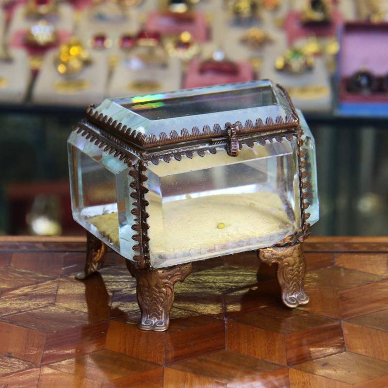 Zauberhaftes Antikes Schmuck Glas Kästchen Mit Stofffüllung - Kristallglas & Messing Um 1900 Zauberhaftes Antikes Schmuck Glas Kästchen Mit Stofffüllung - Kristallglas & Messing Um 1900 von AntiquesfromPragueCZ