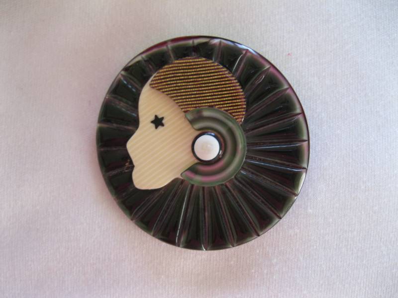 Collerette Die Deco Lady Kopf Pin Von Französisch Designer Lea Stein von Antiqueslimited