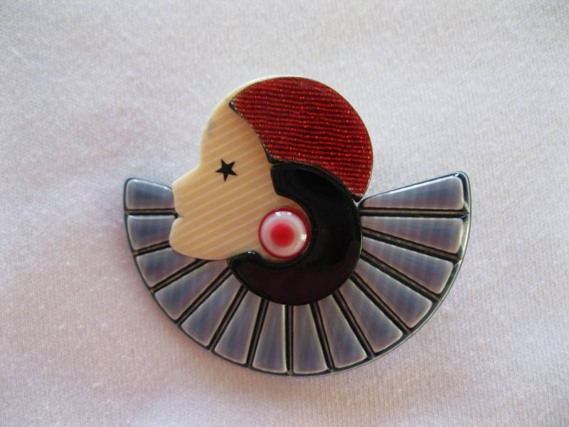 Collerette Die Deco Lady Kopf Pin Von Französisch Designer Lea Stein von Antiqueslimited