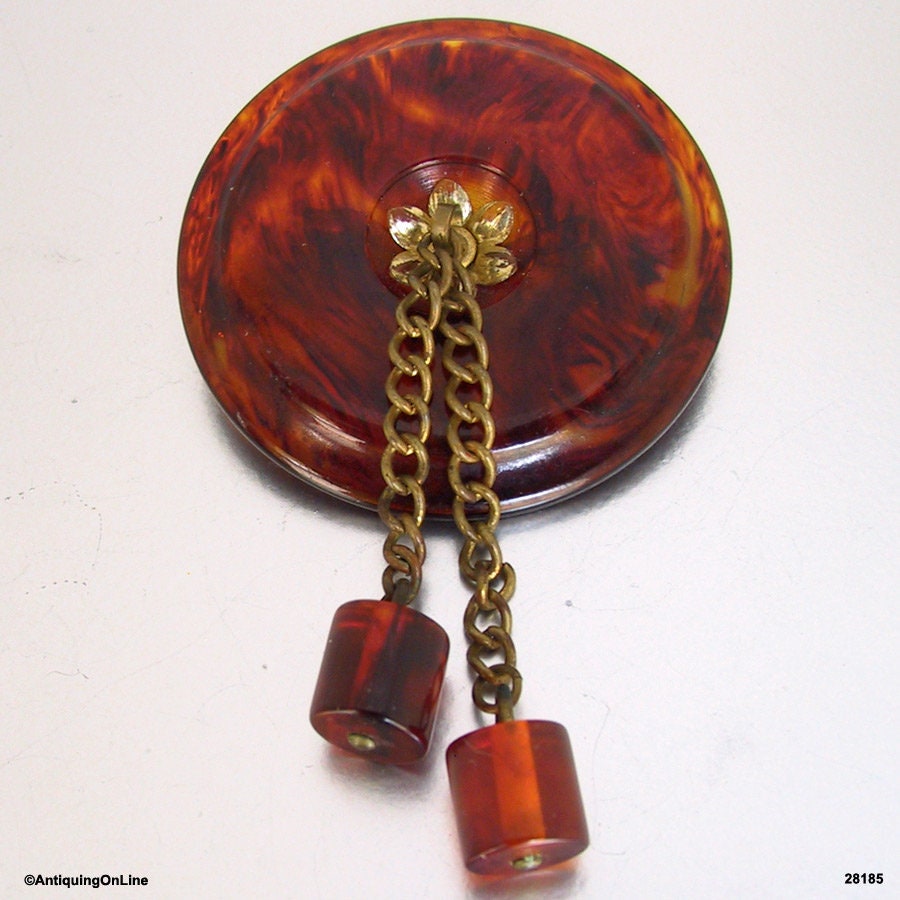 Schildkröte Bakelit Pin Mit 2 Röhrenförmigen Perlen Hängend An Messing Kette | Runde Bakelit-Brosche Hängern Vintage 1930Er Jahre von AntiquingOnLine