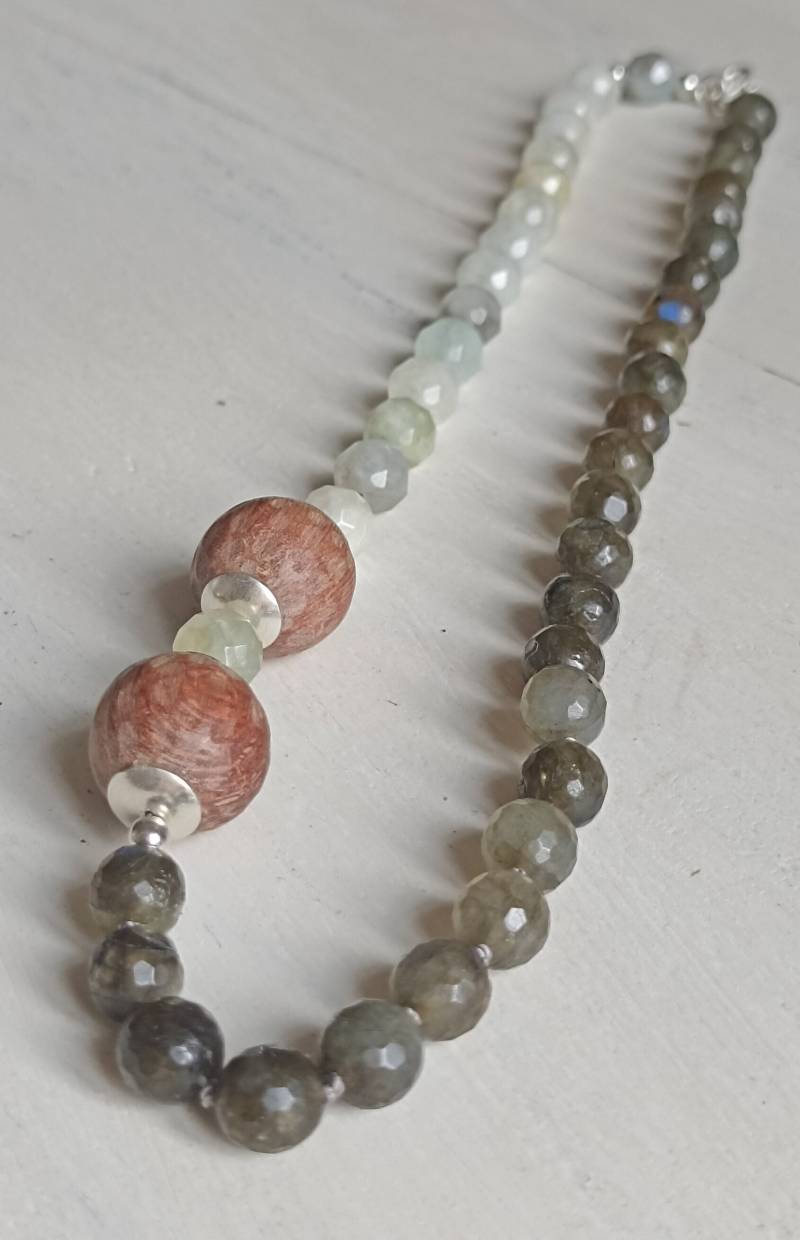 Handgeknotetes Collier Aus Aquamarin Und Labradorit Perlen, Sowie Zwei Grosse Holzperlen Als Besonderer Eyecatcher von AntjeLais