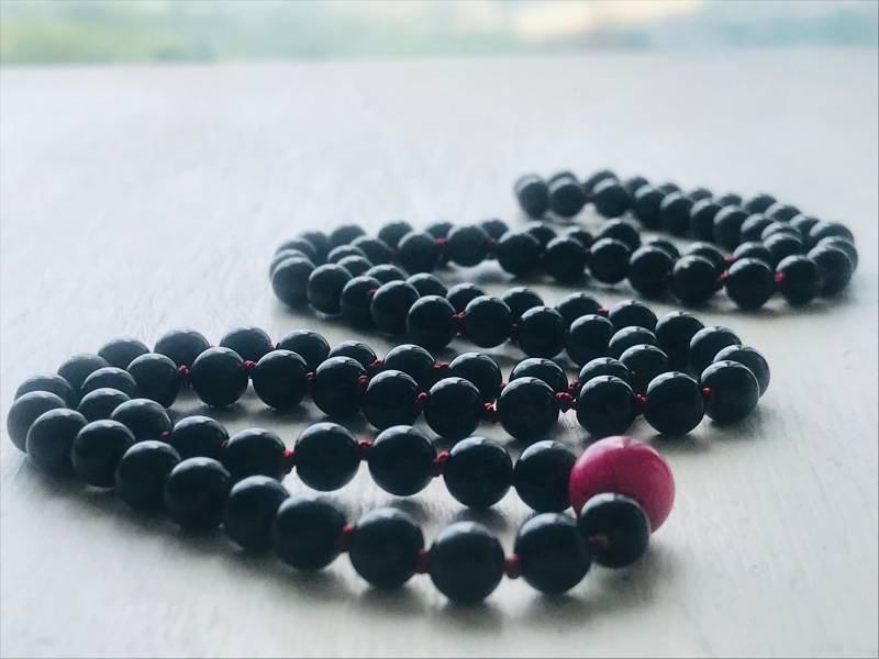 Handgeknotet Kette Aus 108 Regenbogenobsidian Perlen Und Einer Pinkfarbenen Samenperle, Zum Meditieren Geschaffen Handgeknotet Kette Aus 108 Regenbogenobsidian Perlen Und Einer Pinkfarbenen Samenperle, Zum Meditieren Geschaffen von AntjeLais