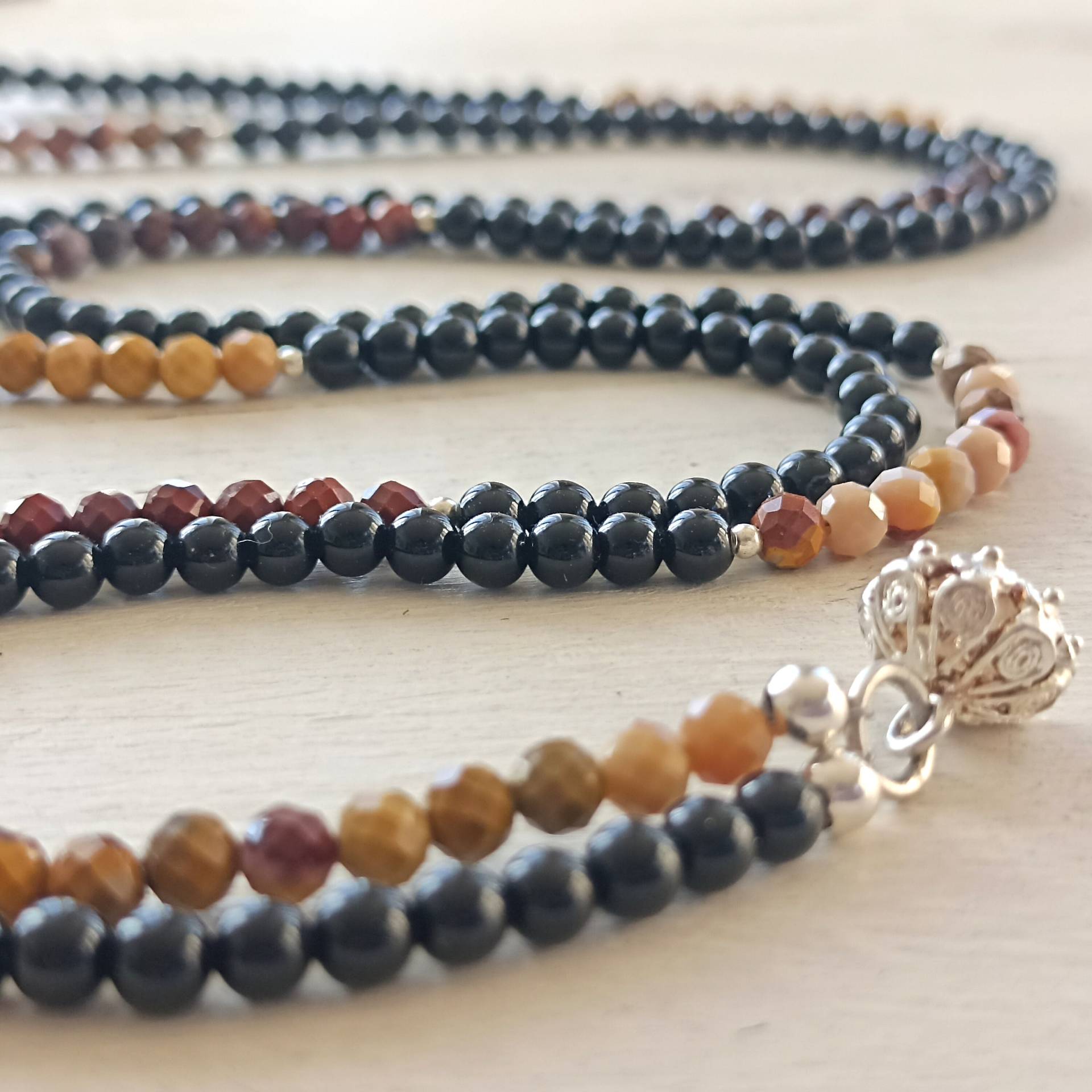 Lange Feine Edelstein Kette Aus Onyx Und Mookaitperlen, Sowie Einem Silberanhänger in Blütenform von AntjeLais