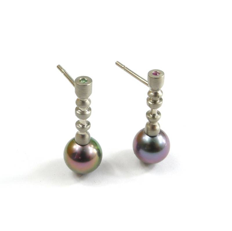 Ohrstecker -Shape - in Weißgold Mit Tahitiperlen, Grünem Diamant Und Rubin von AntjePorzigJewelry