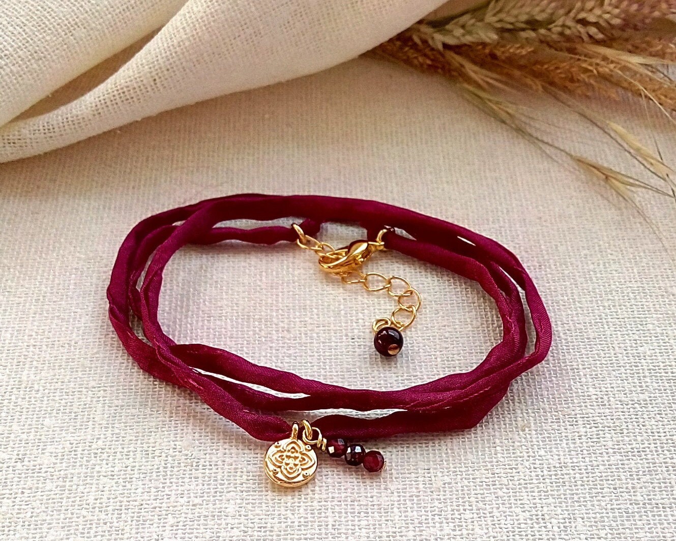 Armband, Granat, Bordeaux Farbene Seide, Mandala Anhänger, 14K Vergoldet, Rotes Armband, Leidenschaft, Motivation, Geburtsstein Januar von AntjeTopfJewellery