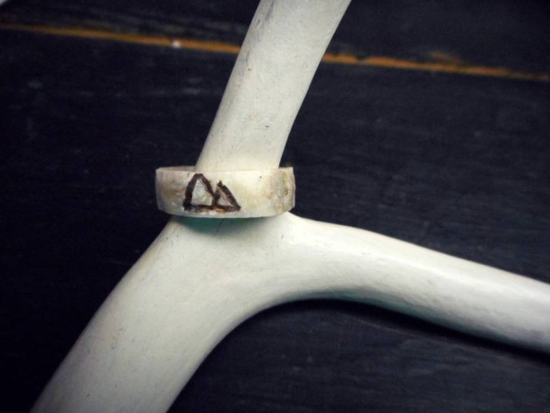 Bergpass. Doppel-Gebirgsszene. Echter Hirschgeweihring. Handgeschnitztes Knochen. Rustikaler Ehering. Verstellbar Ring. Auf Bestellung von AntlerCave