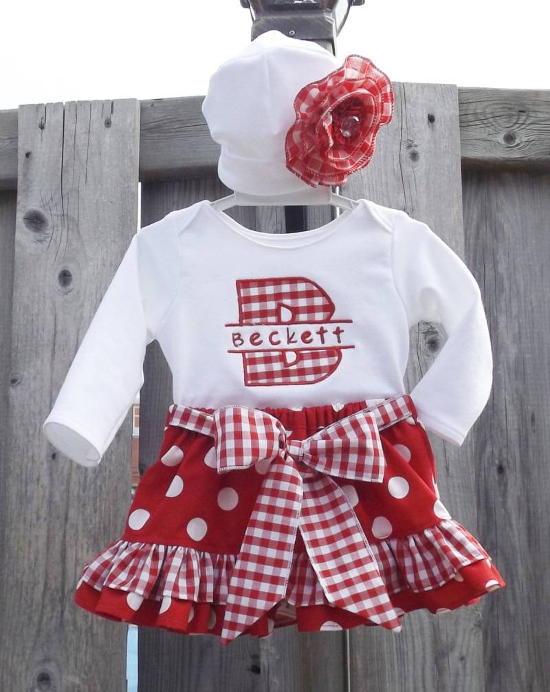 Rotes Picknick Checker Rüschen Twirly Rock Set, Personalisiertes Besticktes Top Und Big Flower Hat 3-Teiliges Outfit Für Mädchen, Baby, Kleinkinder von AntoinetteExclusives