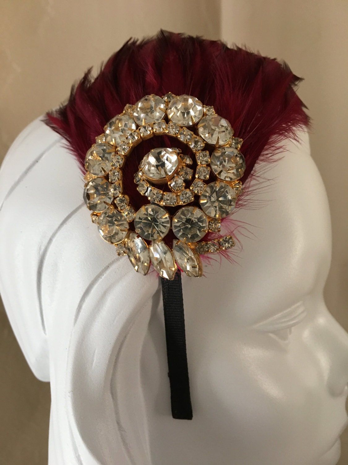 Brilliant Tiefrot Mit Federn Und Vintage Jeweled Stirnband von AntoinettesCake