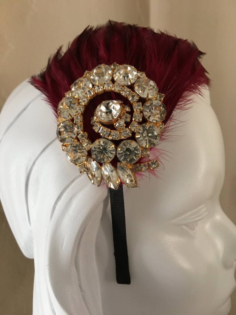 Brilliant Tiefrot Mit Federn Und Vintage Jeweled Stirnband von AntoinettesCake