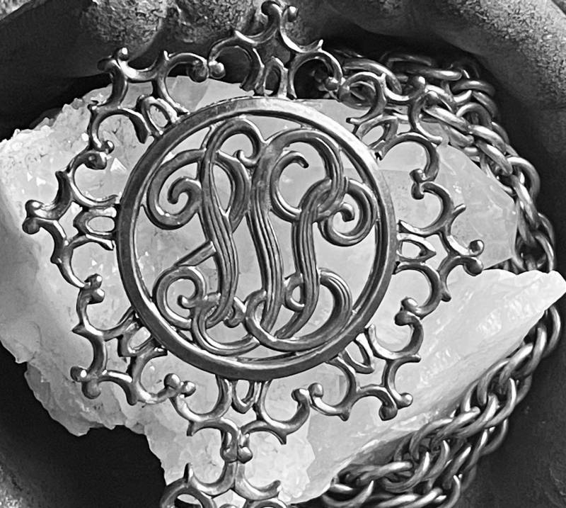Vintage Silberfarbener Verzierter Monogrammierte Anhänger Mit Chunky Seilkette von AntoinettesCake