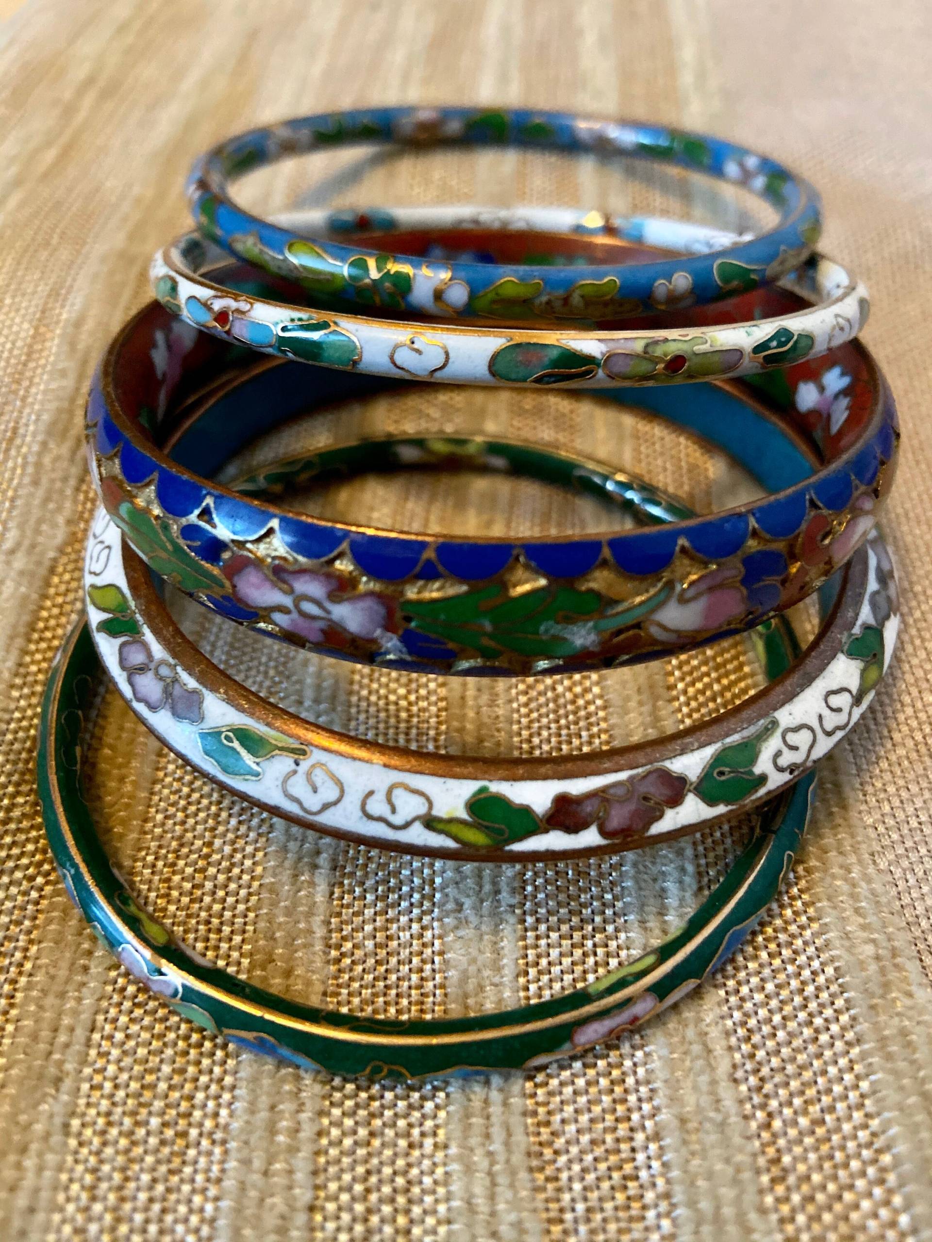 stapel Von Fünf Vintage Blumen Emaille Armreifen von AntoinettesCake