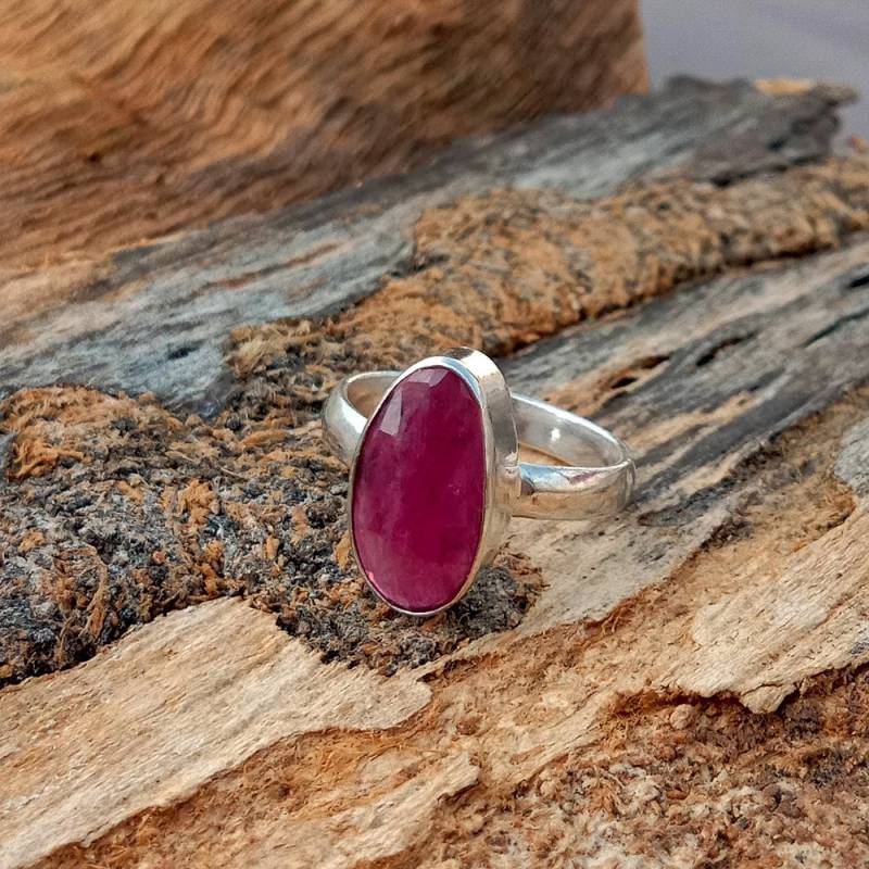 Facettierter Pink Saphir Ring Handgemachte Sterling Silber Zargenfassung von Antragemsnjewels