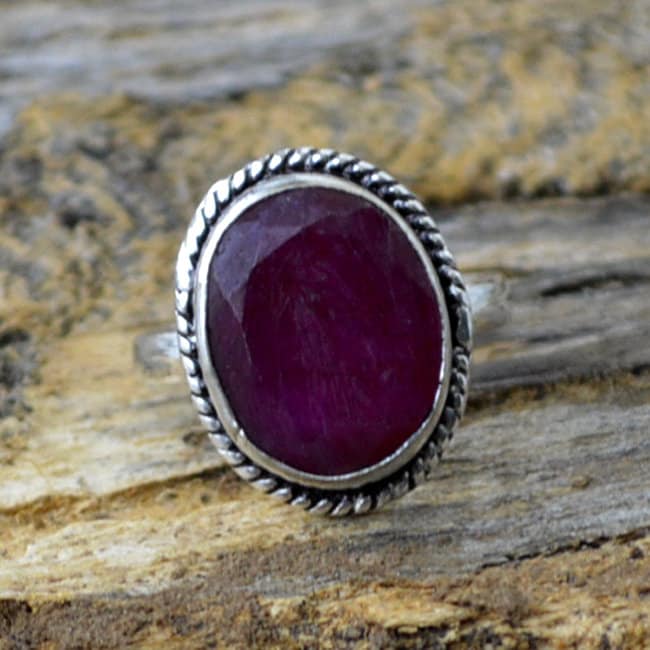 Facettierter Roter Rubin Ring Ovaler Edelstein, Sterling Silber, Juli Geburtsstein von Antragemsnjewels