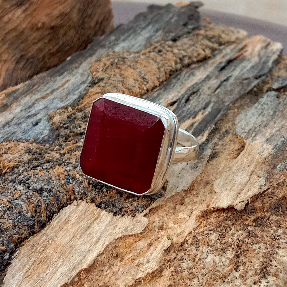 Facettierter Roter Rubin Ring Sterling Silber, Juli Geburtsstein von Antragemsnjewels