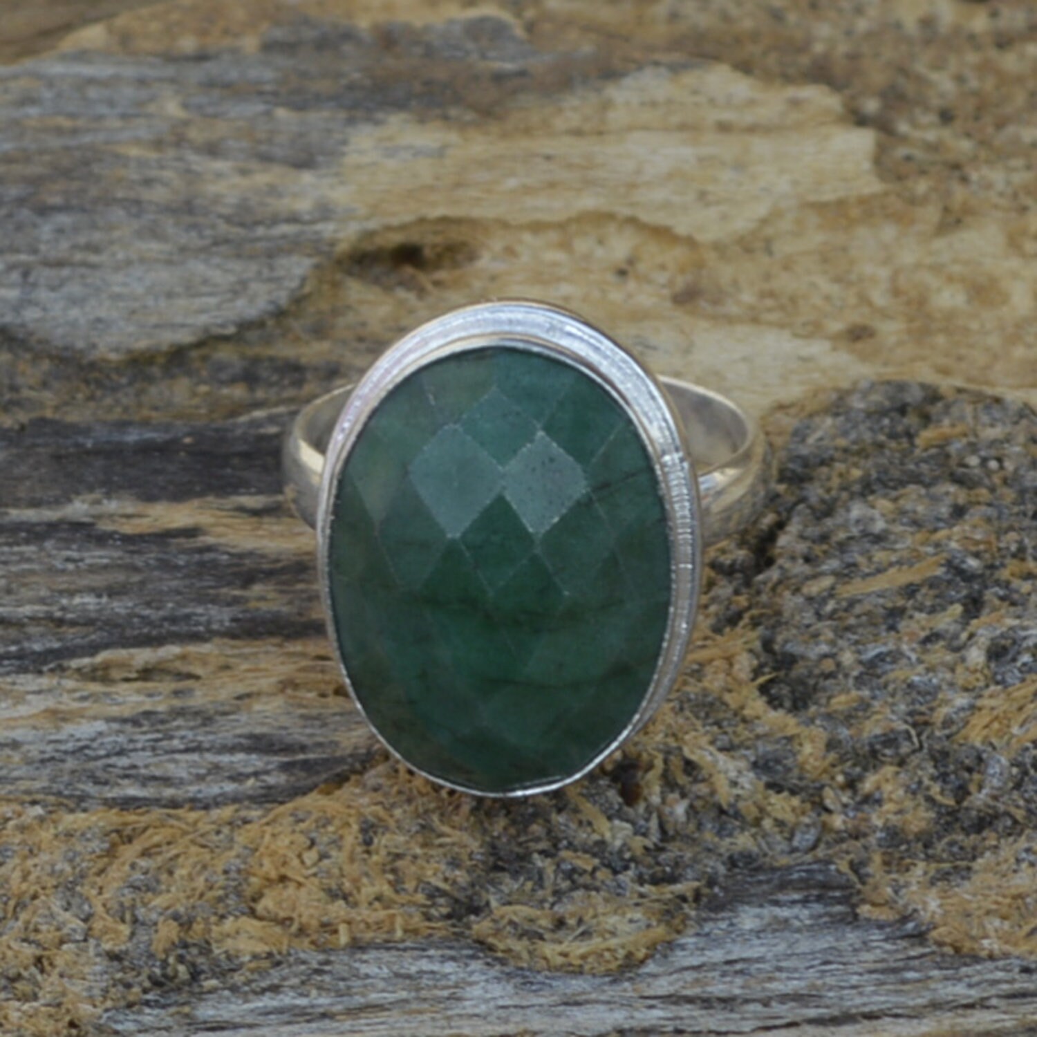Facettierter Smaragd Ring Handgefertigtes 925 Sterlingsilber Bezel Set von Antragemsnjewels