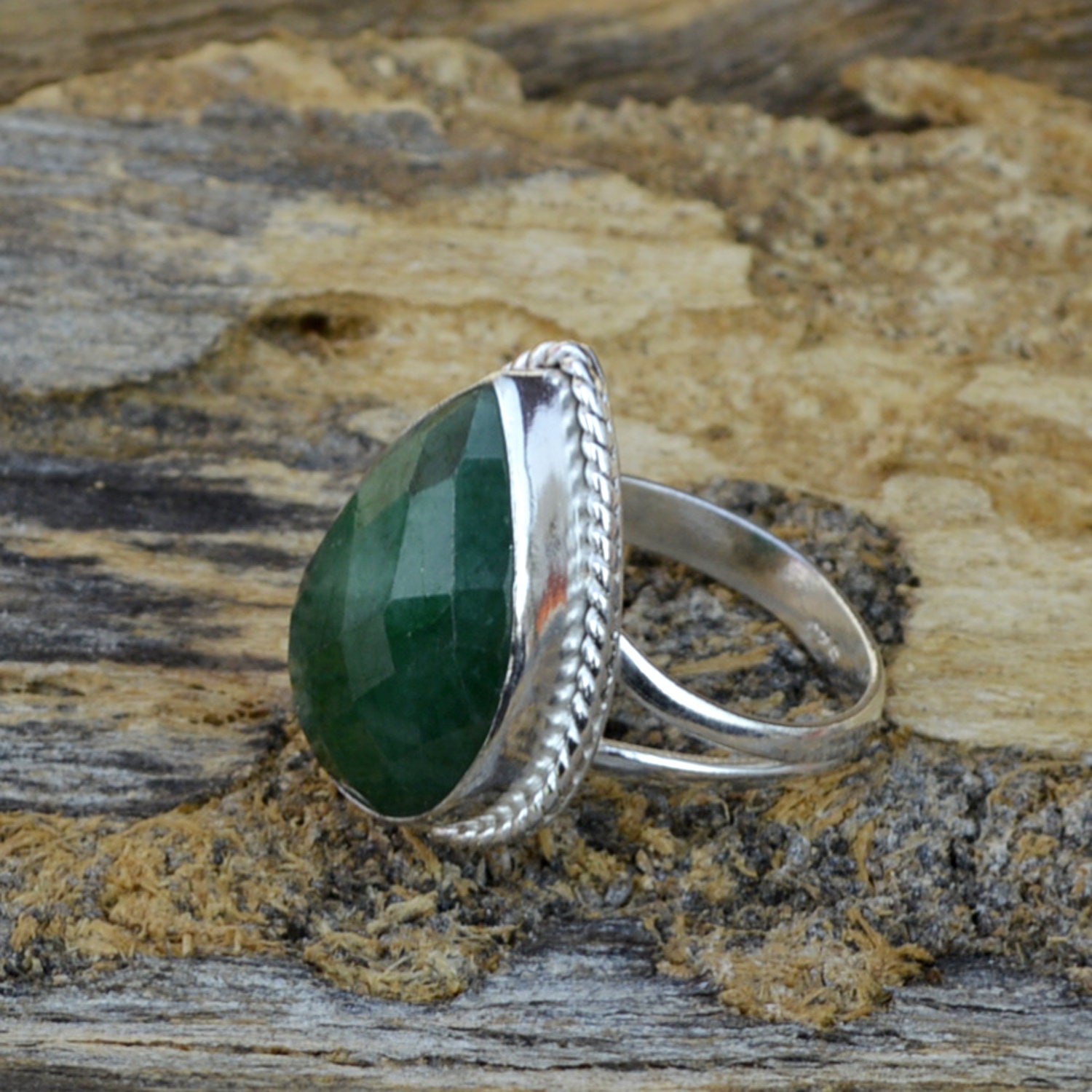 Facettierter Smaragdring Edelstein Tropfen, Bezel Set Sterling Silber von Antragemsnjewels