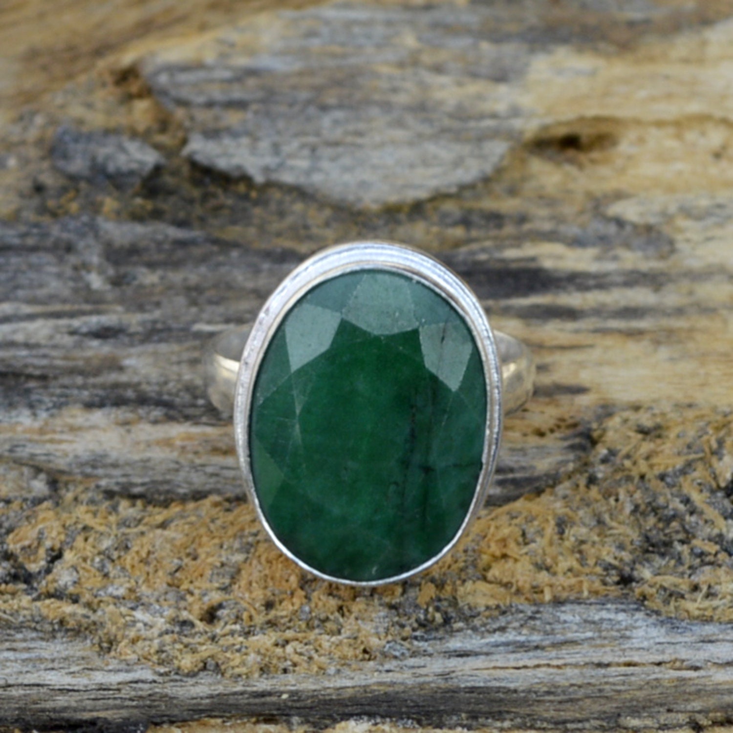 Handgefertigter Oval Smaragd Ring Bezel Set Sterling Silber, Mai Geburtsstein von Antragemsnjewels