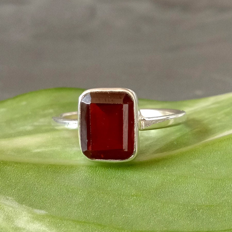 Handgemachter Oktagon Mosambik Granat Ring Sterling Silber Geburtsstein von Antragemsnjewels