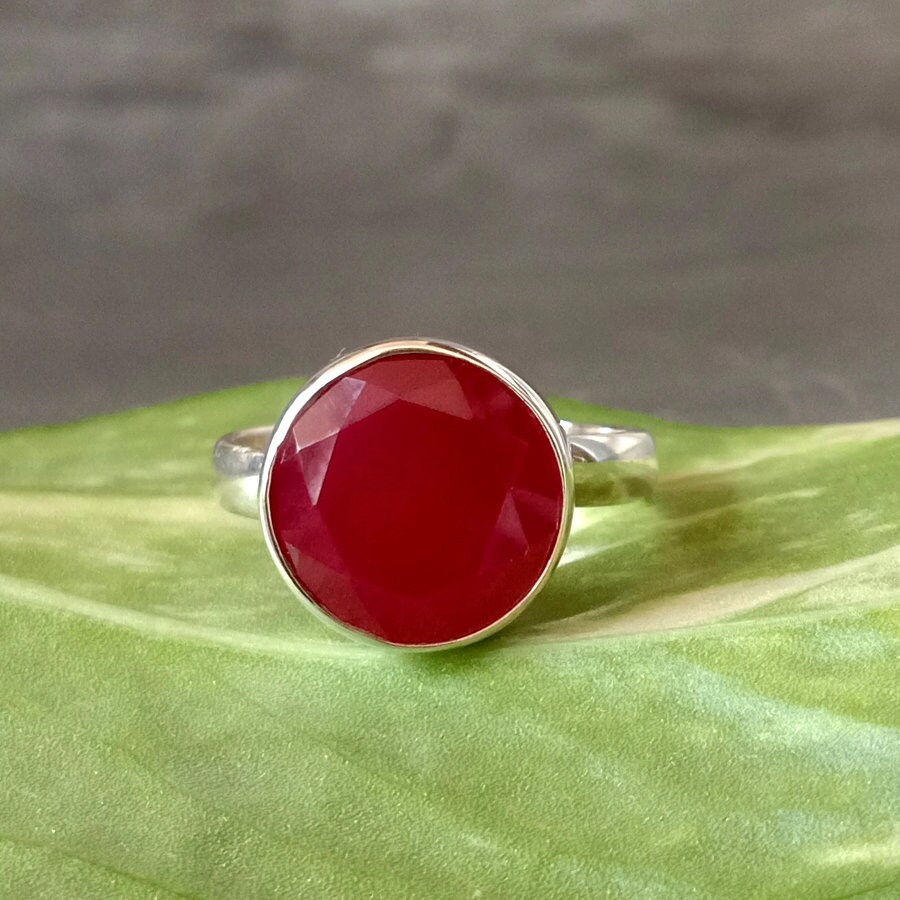 Natürlicher Roter Rubin Ring Rund Facettiertes 925 Sterling Silber, Juli Geburtsstein von Antragemsnjewels