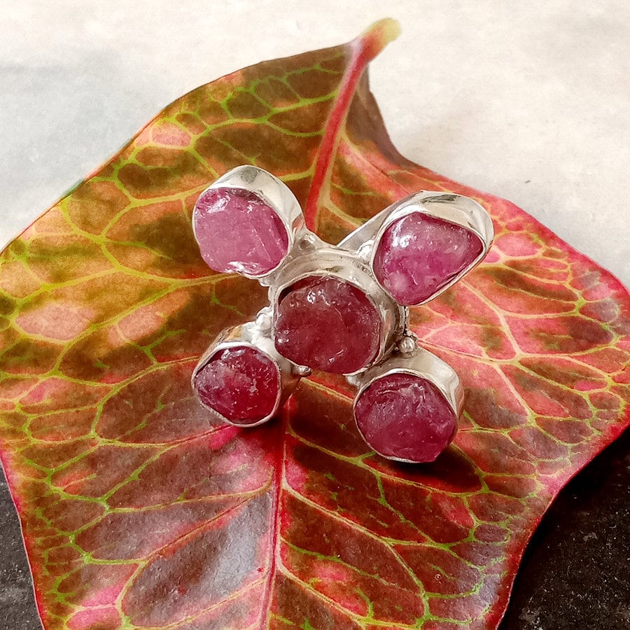 Roher Rubin Sterlingsilber-Ring Lünette Handwerker-Ring Gefasst von Antragemsnjewels