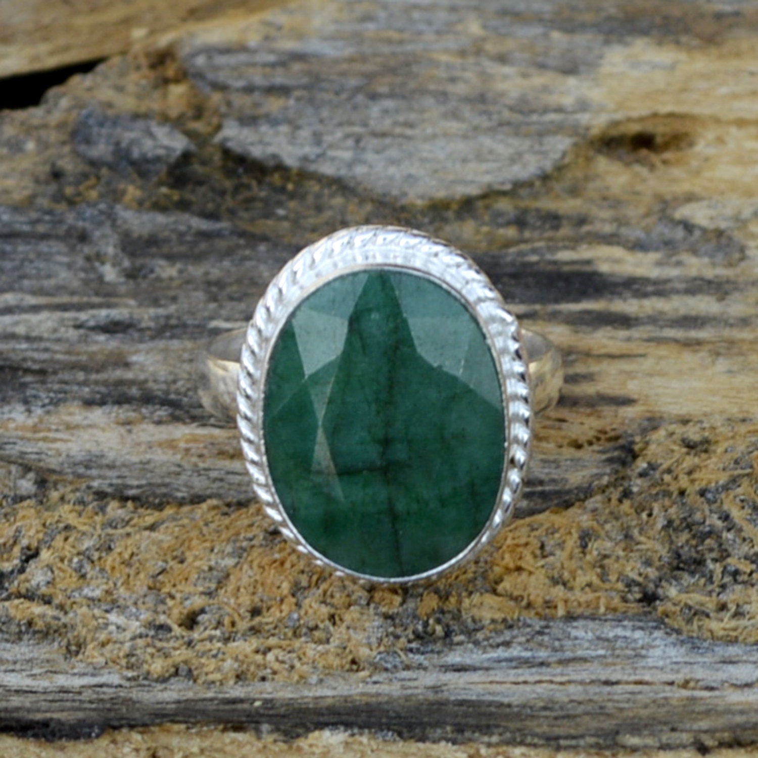 Smaragd Edelstein Ring Ovaler Grüner Stein, Massiv Silber von Antragemsnjewels