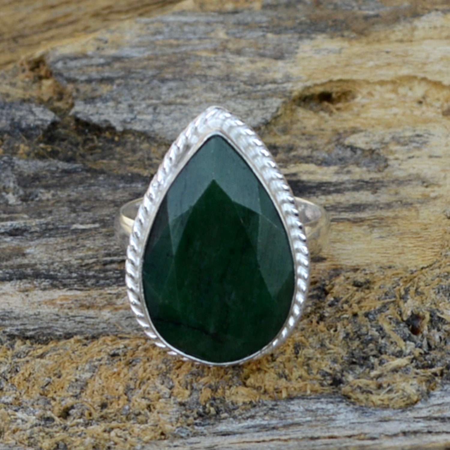 Tropfenförmiger Smaragd-Ring Dunkelgrüner Edelstein, 925 Sterling Silber von Antragemsnjewels