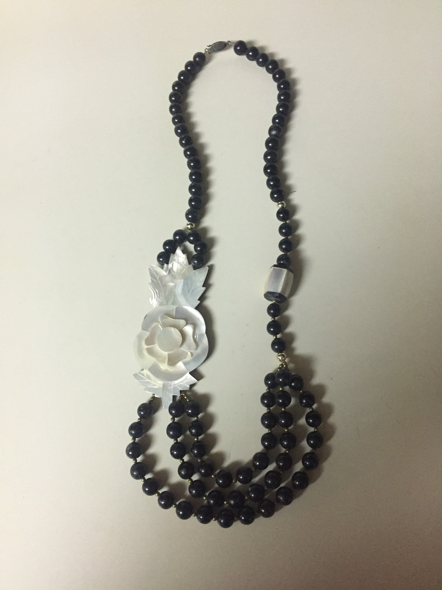 Perlmutt Blumen Halskette Mit Schwarzen Perlen Multi-strang von Antweakin