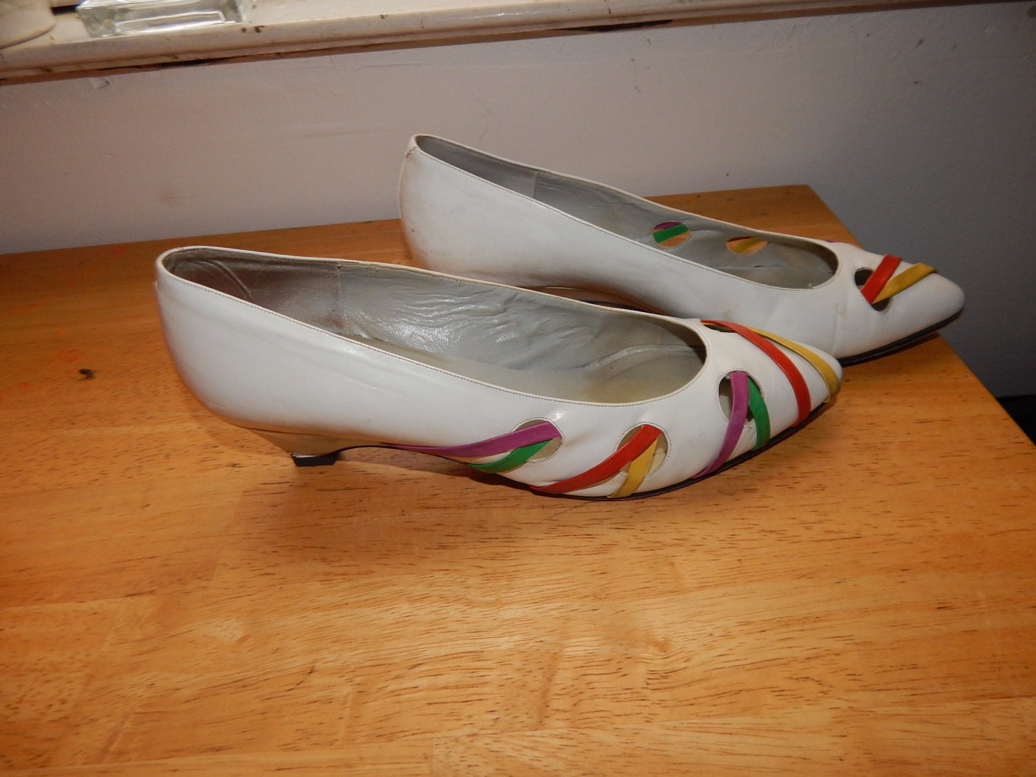 Vintage 80Er Jahre Sesto Meucci Weiß Mit Bunten Streifen Größe 8, 5 Spitzen Zehe Keil Niedlich Kätzchen Ferse von Antweakin