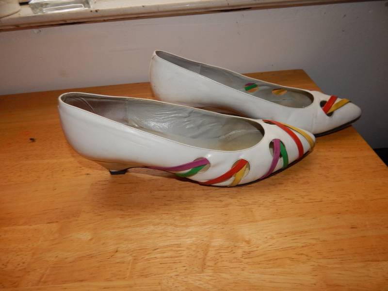Vintage 80Er Jahre Sesto Meucci Weiß Mit Bunten Streifen Größe 8, 5 Spitzen Zehe Keil Niedlich Kätzchen Ferse von Antweakin