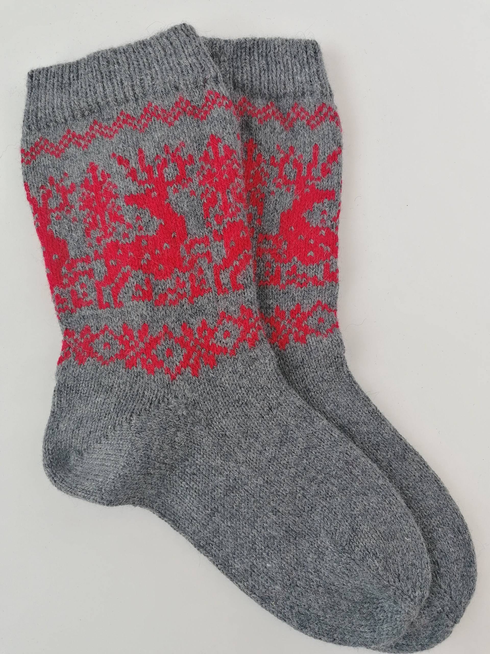 Rote Rentier Socken Aus Wolle, Gestrickte Unisex Wollsocken, Graues Model von AnuCraft