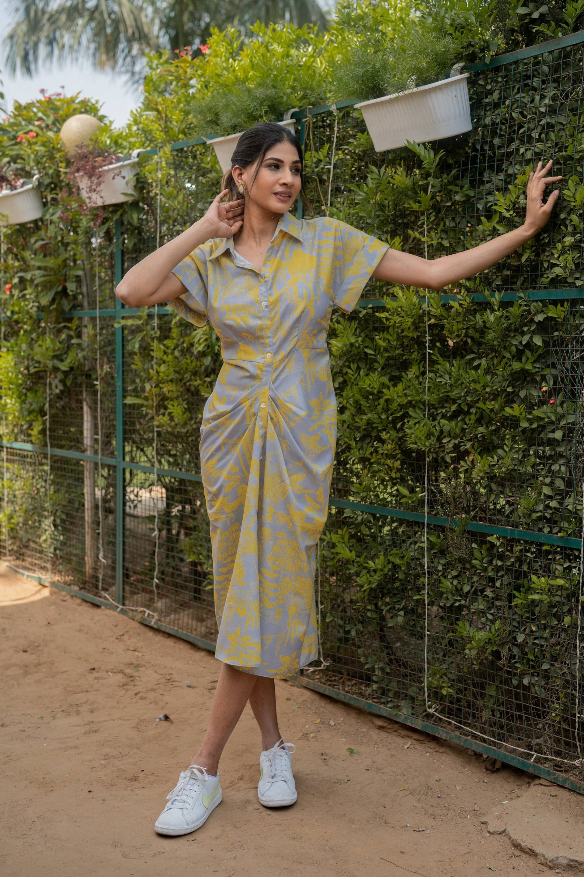 Button-Down-Drapieren Kleid Grau Und Gelb Digital Print Baumwolle Leinen Midi-Kleid Mit Kurzarm Sommer-Abend-Party Tragen Geraffte Shirt Button-Down-Drapieren Kleid Grau Und Gelb Digital Print Baumwolle Leinen Midi-Kleid Mit Kurzarm Sommer-Abend-Party Tragen Geraffte Shirt von Anuthibynishantpreti