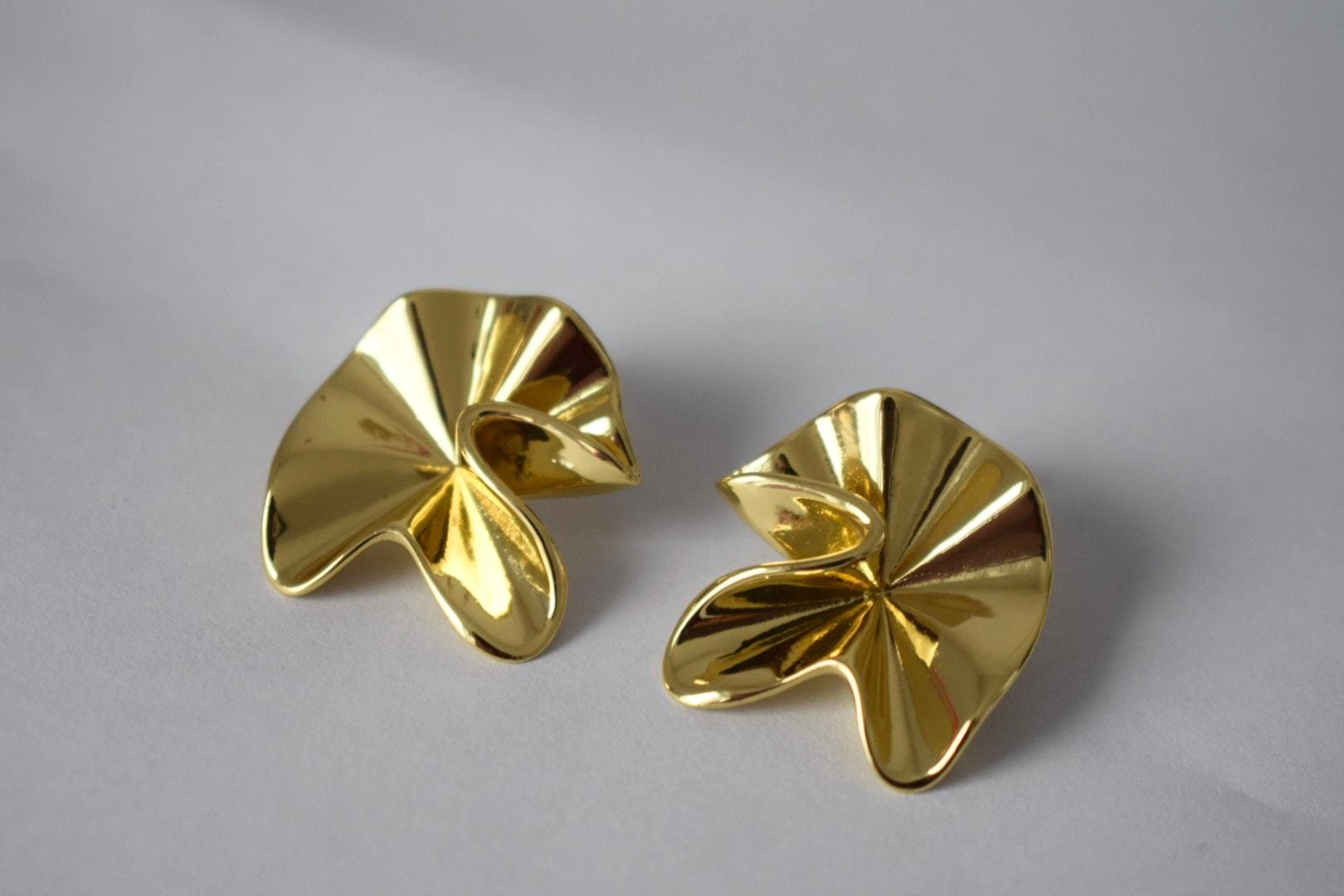 Blumige Ohrstecker Florale 18K Vergoldetes Messing Ohrschmuck Geschenk Für Frauen Damen Blüten Schmuck von Anvira10