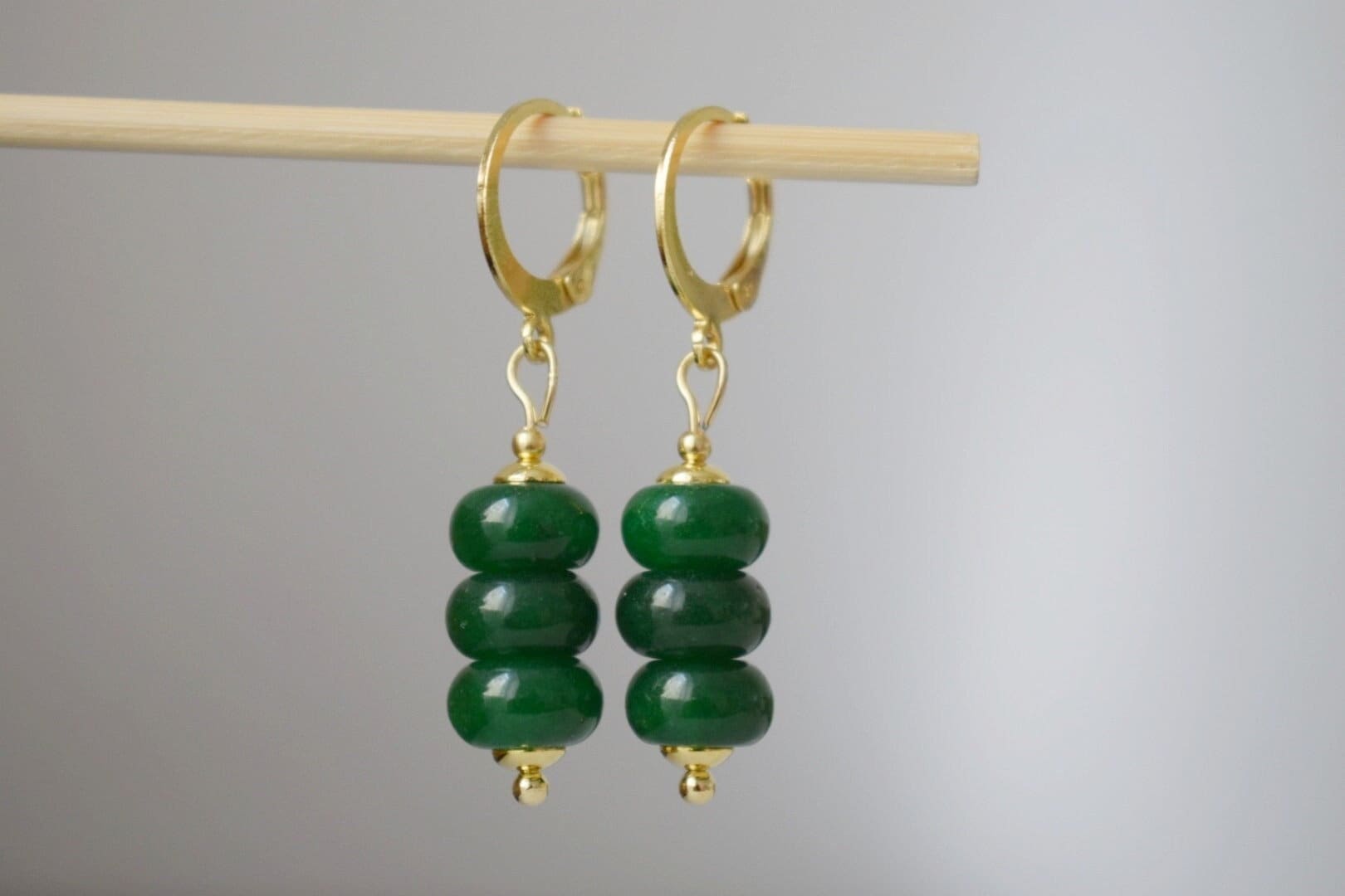 Creolen Ohrringe Mit Jade Grün, Edelstein Huggie, Dunkelgrün Hängeohrringe, Grüner Stein, Vergoldete Edelstahl, Weihnachtsgeschenk Schmuck von Anvira10