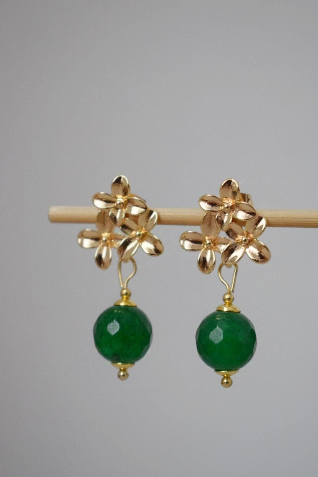 Jade Grün Ohrringe, Goldene Hängende Blumen Ohrstecker, Blüten, Schmuck, Unikat Geschenk von Anvira10