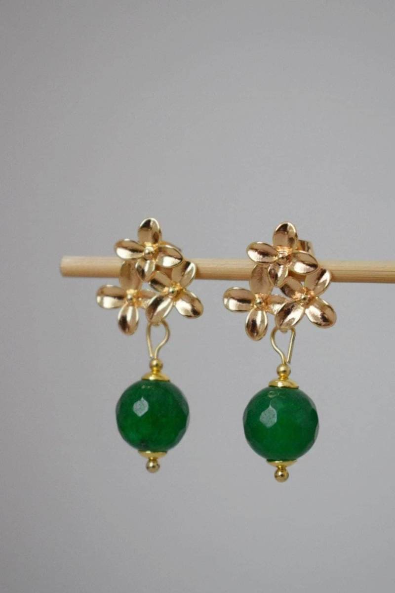 Jade Grün Ohrringe, Goldene Hängende Blumen Ohrstecker, Blüten, Schmuck, Unikat Geschenk von Anvira10