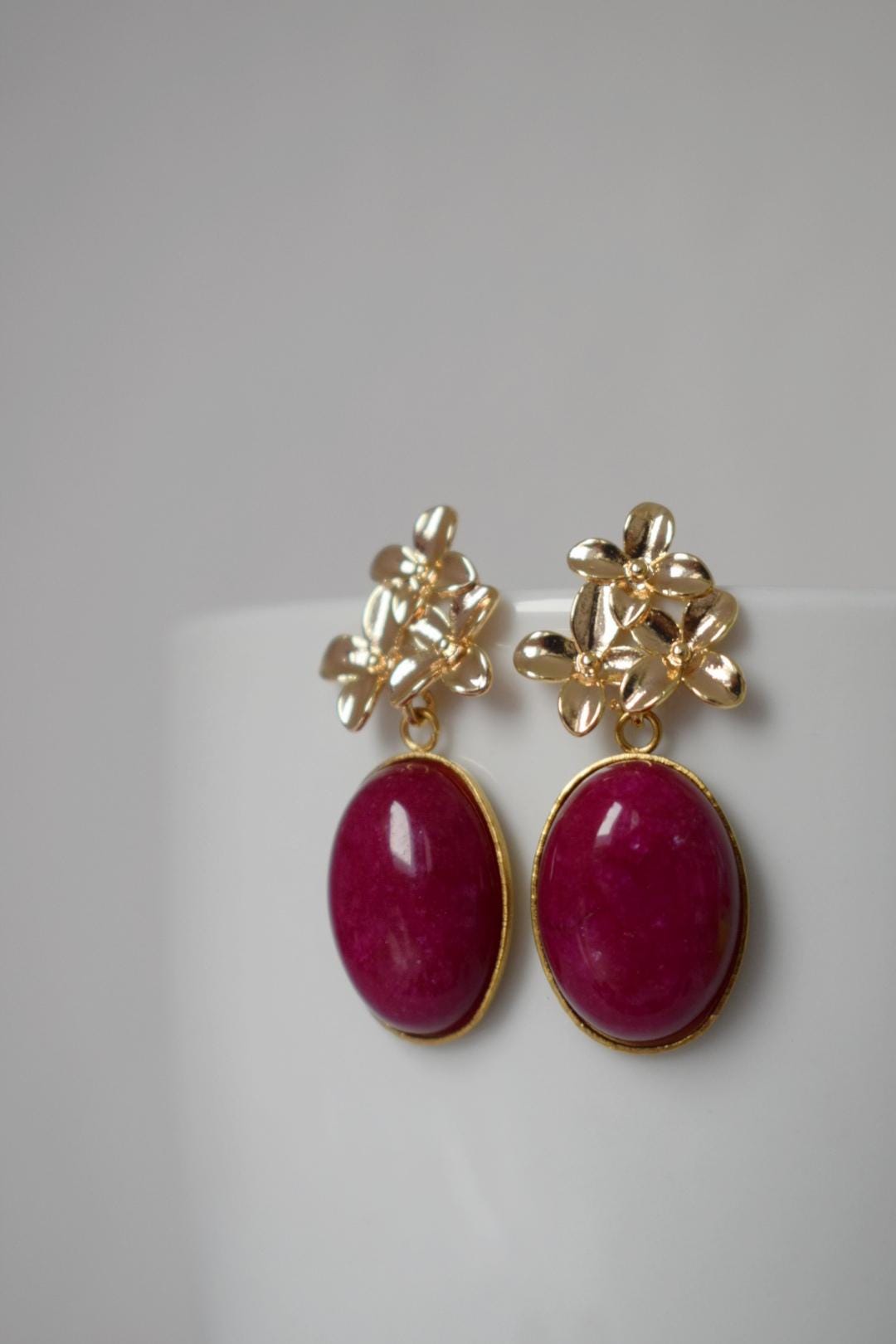 Jade Weinrot Ohrringe Vergoldet, Edelstein Goldene Blumen Hängende Ohrstecker Blüten, Art Deco Schmuck, Statement Ohrringe, Unikat Geschenk von Anvira10