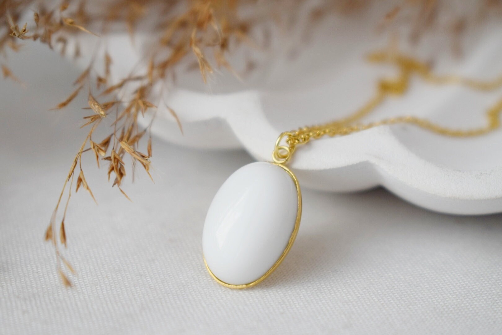 Kette Ovale Jade Weiß Vergoldete Edelstahl Anhänger, Edelstein Statement Verstellbare Halskette, Schmuck Geschenk von Anvira10