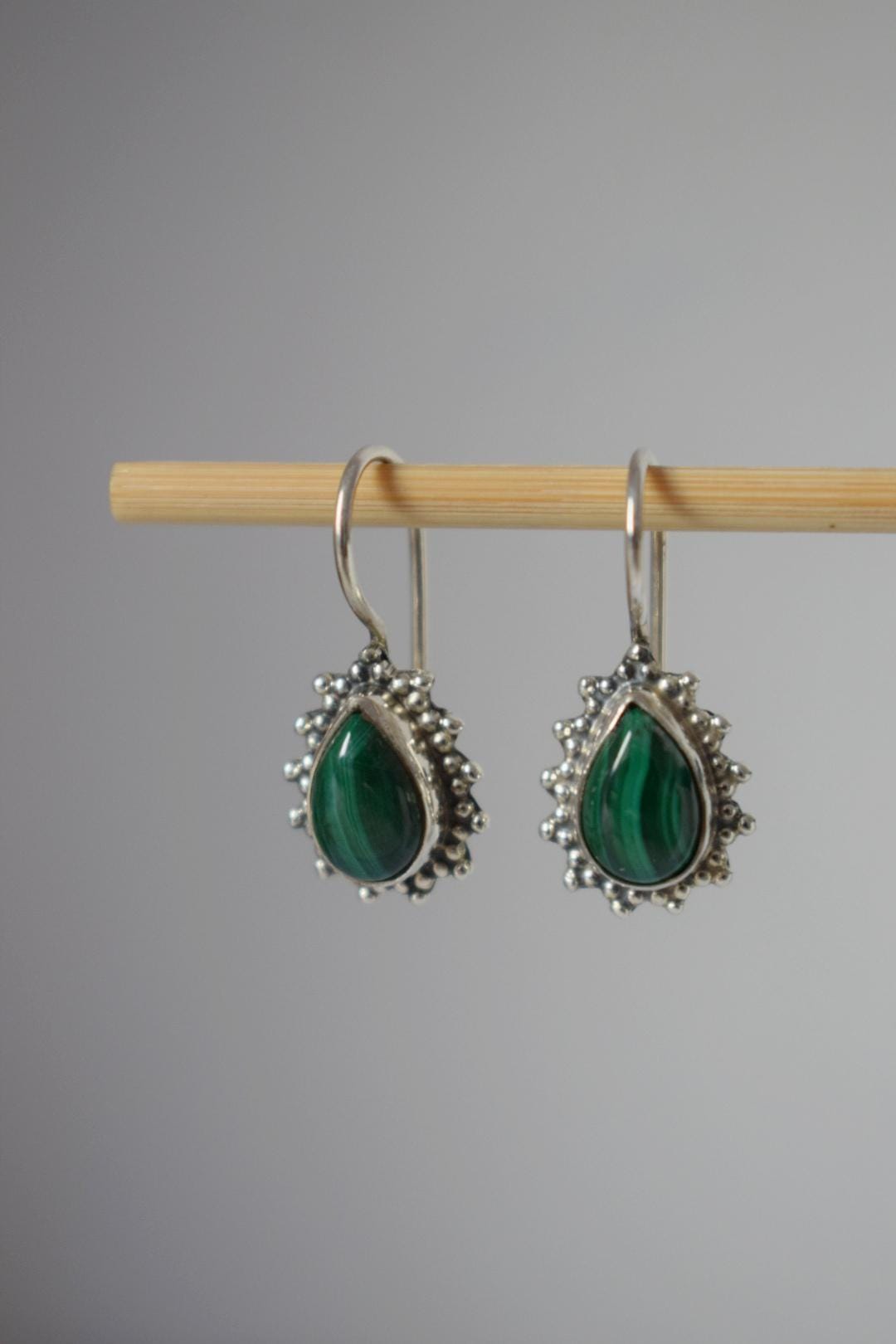 Naturstein Malachit Ohrringe Sterling Silber, Tropfen Grün Edelstein Hängeohrringe, Ornament Boho Ohrringe, Unikat Silber Schmuck Geschenk von Anvira10