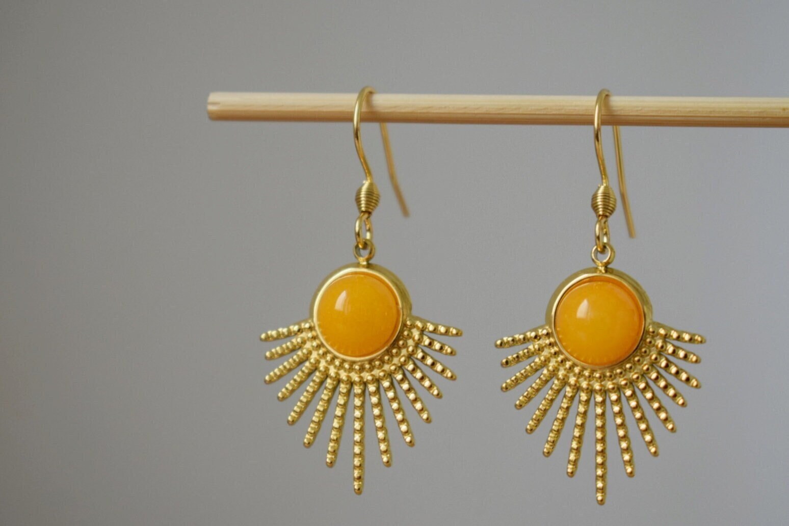 Ohrhänger Jade Gelb, Sonnen Ohrringe, 18K Vergoldete Edelstahl Sonnenstrahlen Edelstein Hängeohrringe, Schmuck Unikat Geschenk von Anvira10