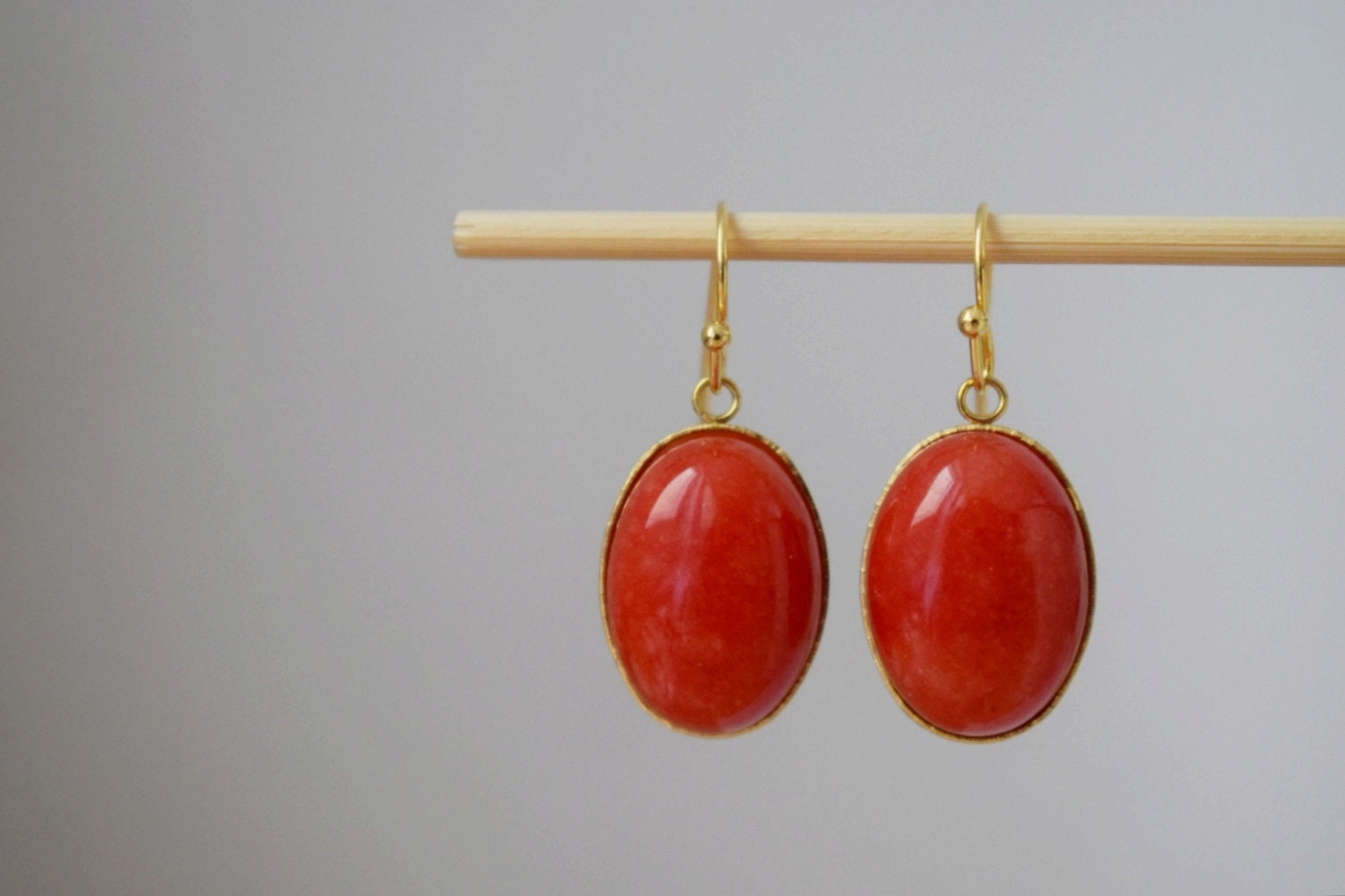 Ohrhänger Jade Orange, Gold, Ovale Edelstein Anhänger Lange Ohrringe Hängend, Hängeohrringe Vergoldet, Stein, Handmade Schmuck von Anvira10