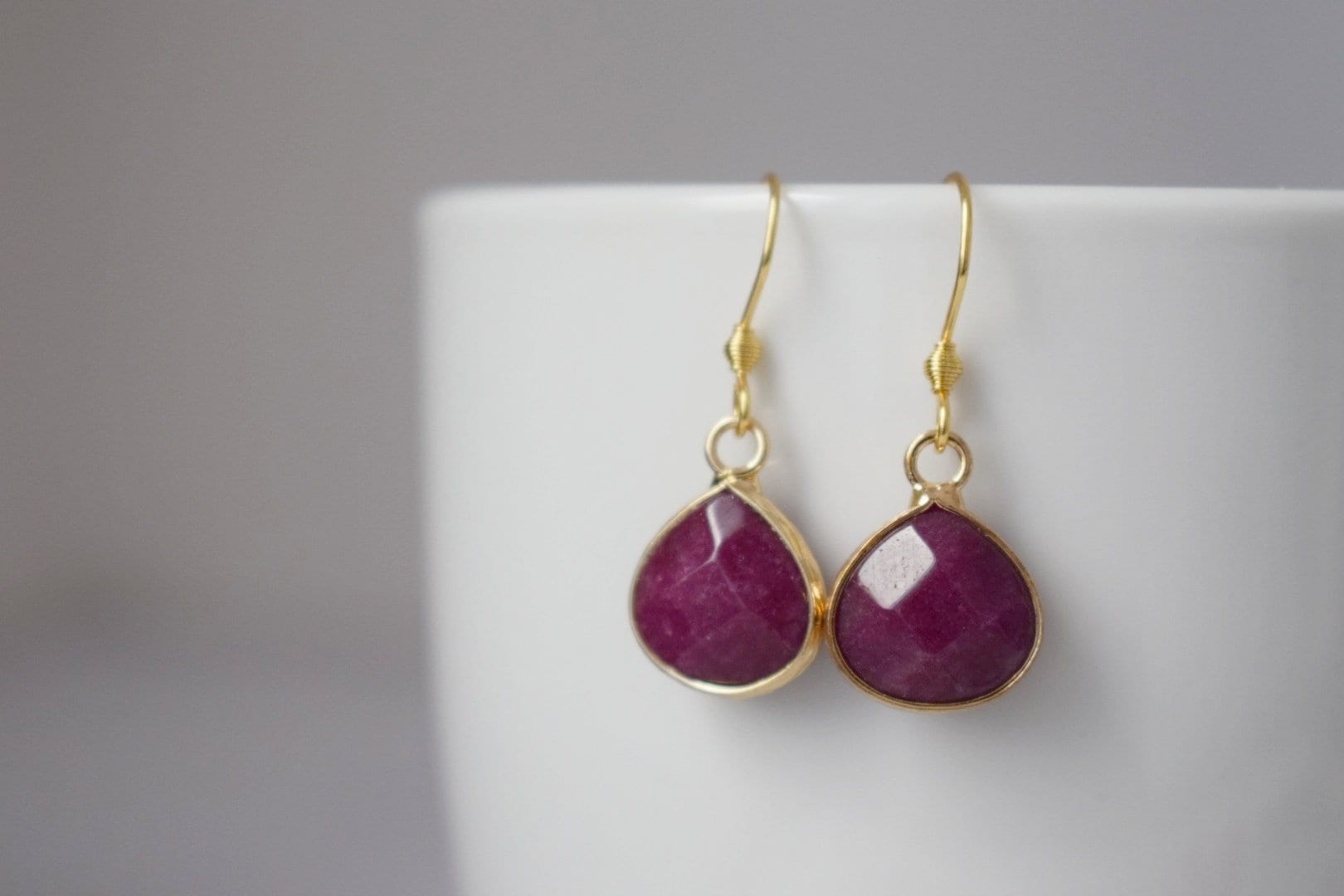 Ohrhänger Jade Rot, Facettierte Weinrote Ohrringe, Dunkelrot, Tropfen Edelstein Anhänger Gold, Stein Hängeohrringe, Frauen Schmuck von Anvira10