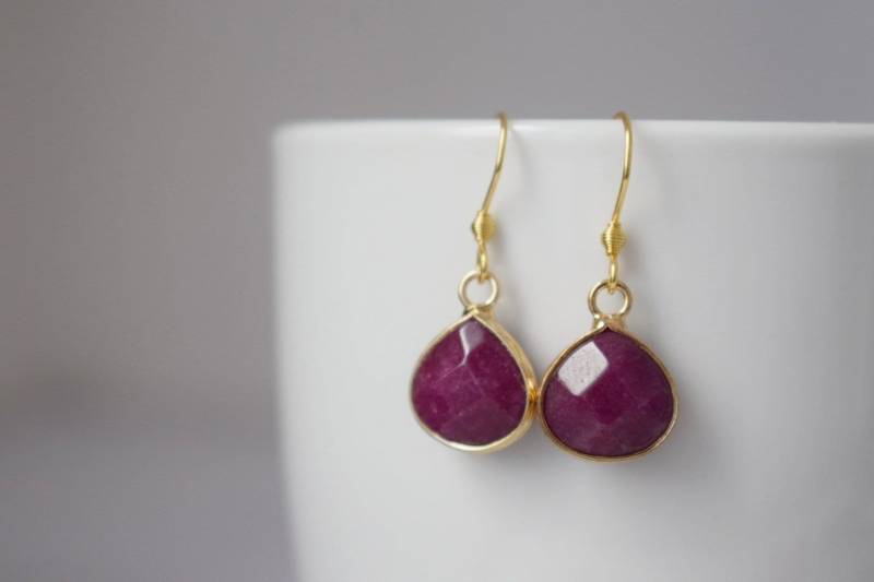 Ohrhänger Jade Rot, Facettierte Weinrote Ohrringe, Dunkelrot, Tropfen Edelstein Anhänger Gold, Stein Hängeohrringe, Frauen Schmuck von Anvira10