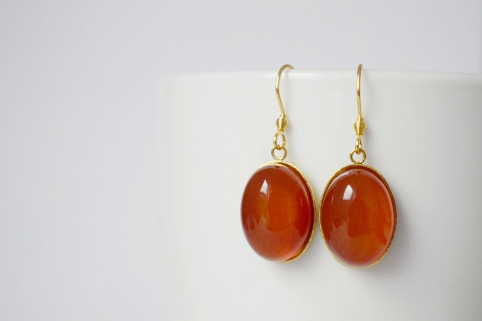 Ohrhänger Roter Achat, Edelstein Ovale Vergoldete Ohrringe, Stein Hängeohrringe, Rot, Achat Schmuck, Geschenk Für Frauen von Anvira10