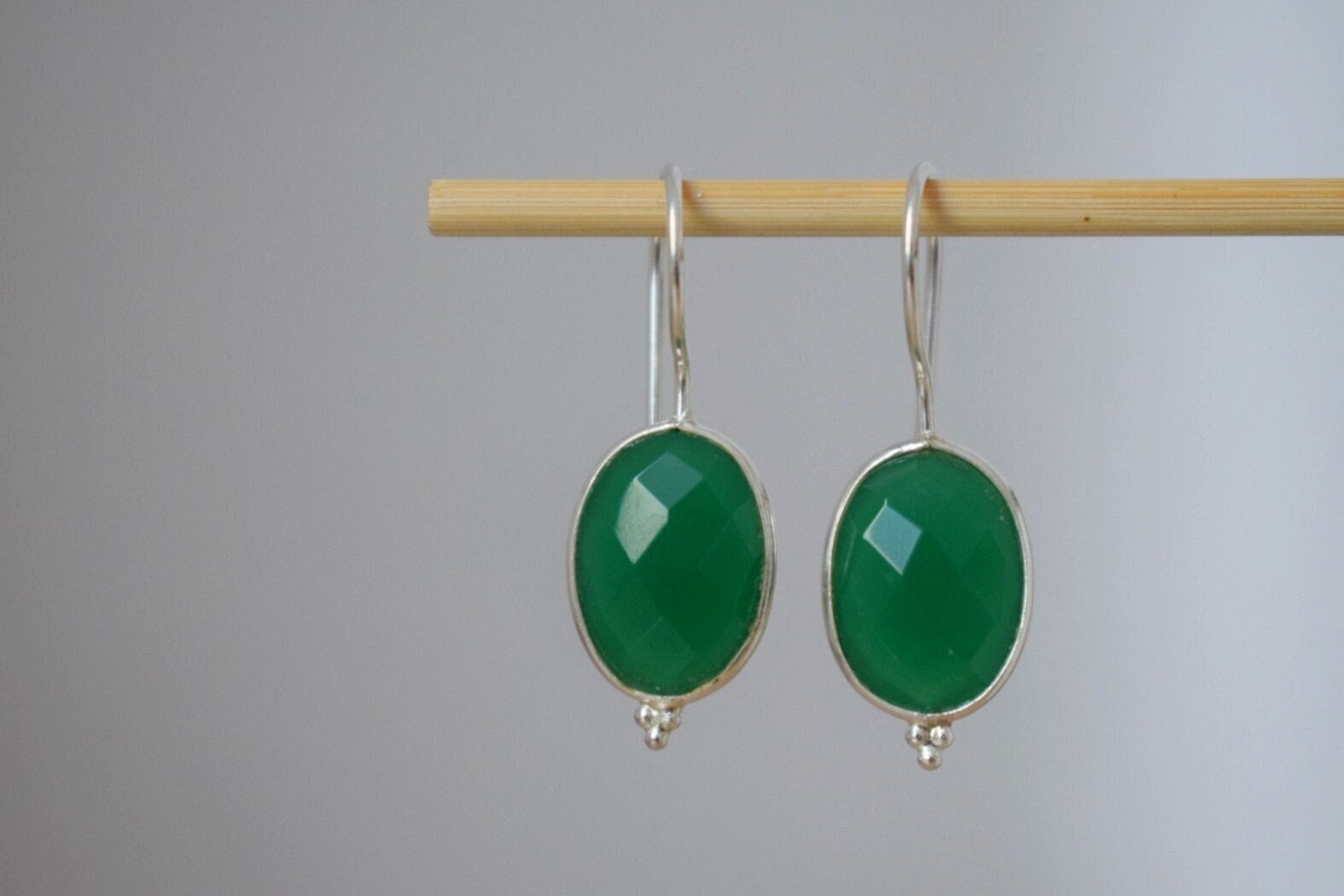 Ohrringe Grün Onyx Edelstein, 925 Sterling Silber Schmuck, Unikat Boho Hängeohrringe, Oval Facettierte Naturstein, Best Weihnachtsgeschenk von Anvira10