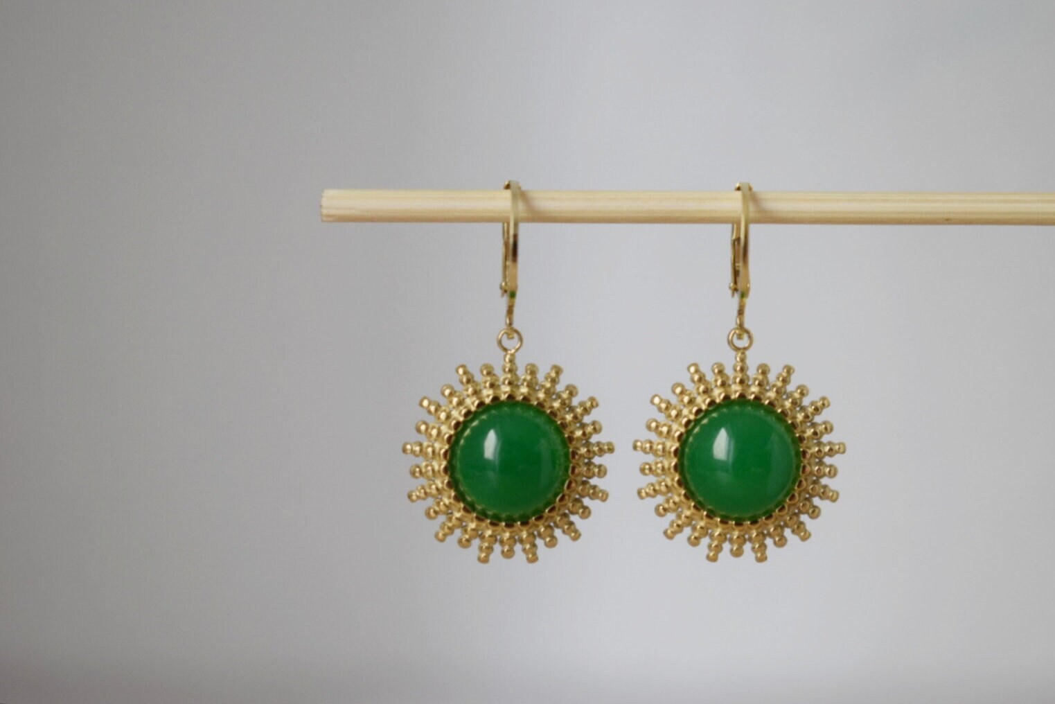 Ohrringe Jade Grün, Sonnen Gold, Creolen Grüner Edelstein, Rund, Sonnenstrahlen Hängeohrringe, Naturstein, Unikat Schmuck, Geschenk von Anvira10