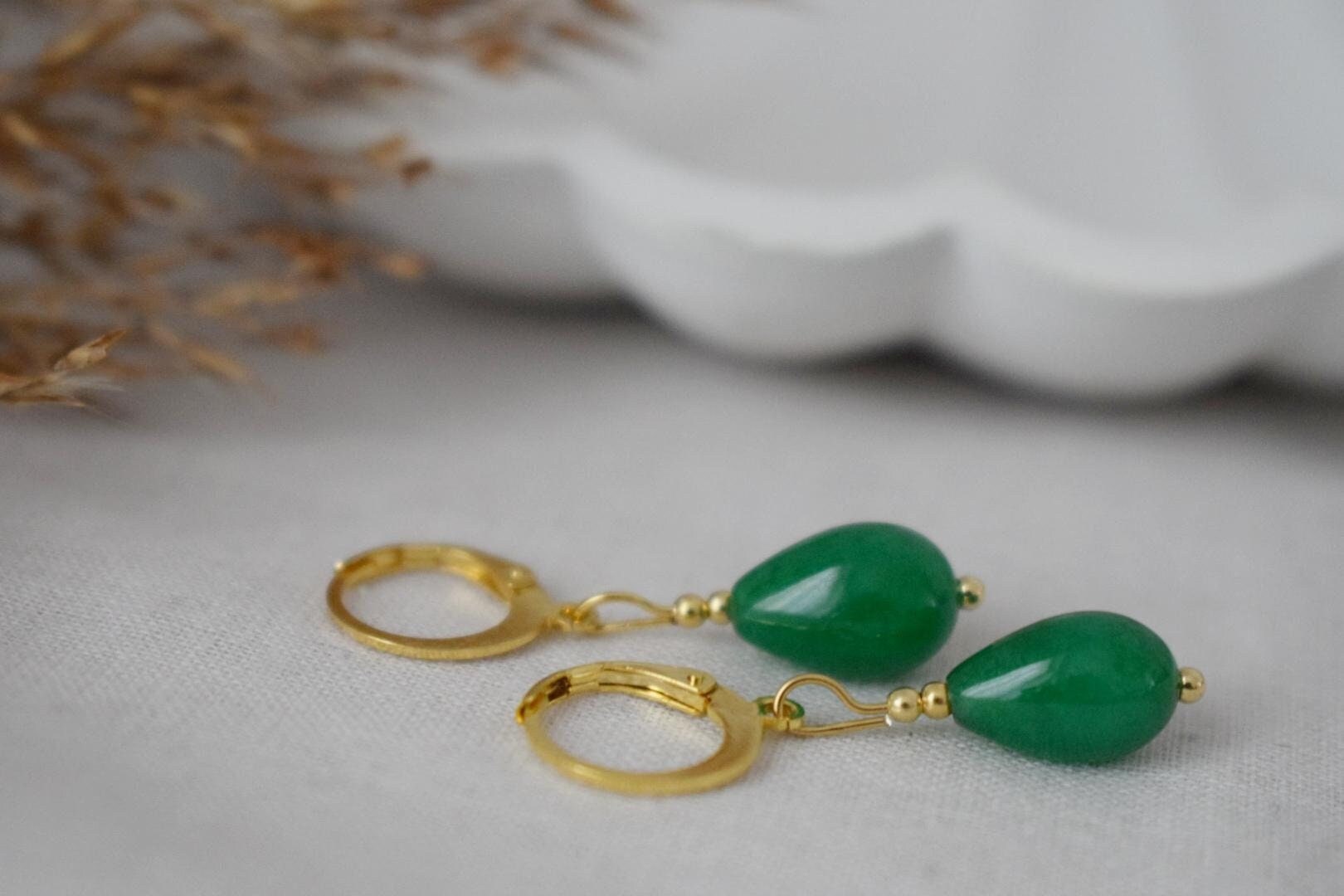 Ohrringe Jade Grün Tropfen Gold, Edelstein Huggie Creolen, Minimalist, Kugelohrringe, Perlen Anhänger, Kleine Stein Hängeohrringe, Schmuck von Anvira10